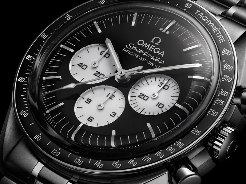 Omega Speedmaster Moonwatch au cadran noir et blanc