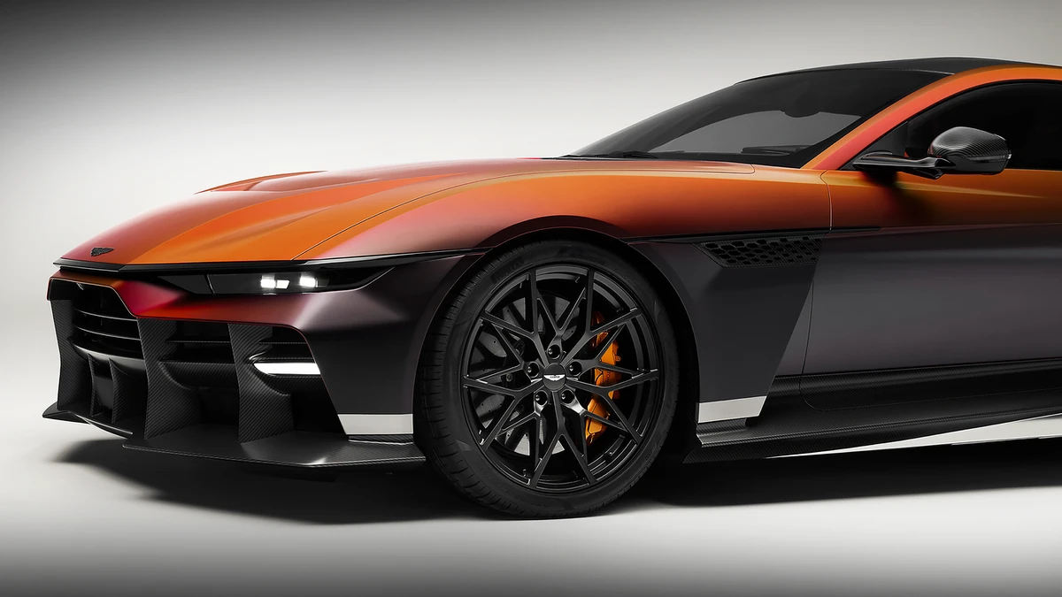 Aston Martin Valen vue trois-quarts avant