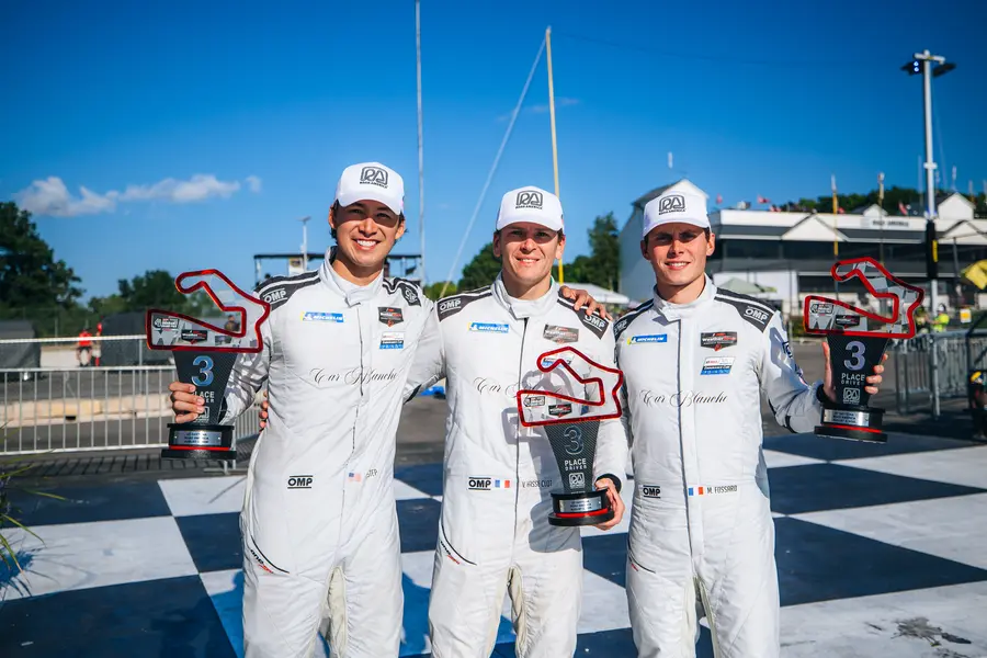 Les pilotes de Car Blanche célèbrent leur podium à Road America.