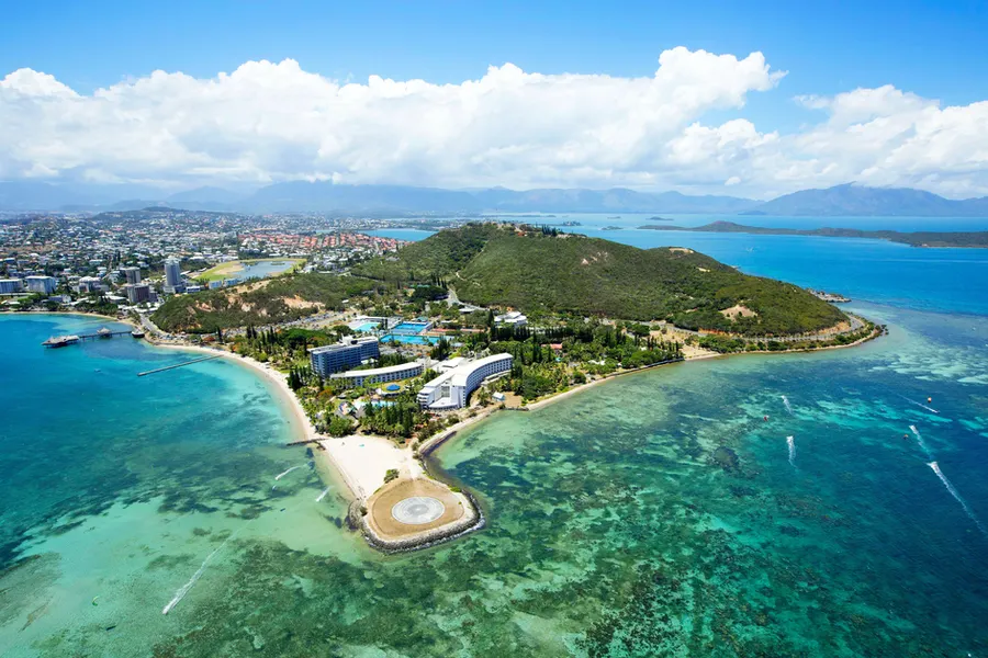 Le Domaine Nouméa, à Anse Vata, s’ouvre sur le lagon calédonien et les paysages de la capitale de la Nouvelle-Calédonie.