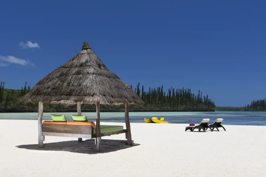 Le Domaine Oro, sur l’Île des Pins, profite d’un cadre privilégié face aux eaux turquoise de la baie d’Oro.