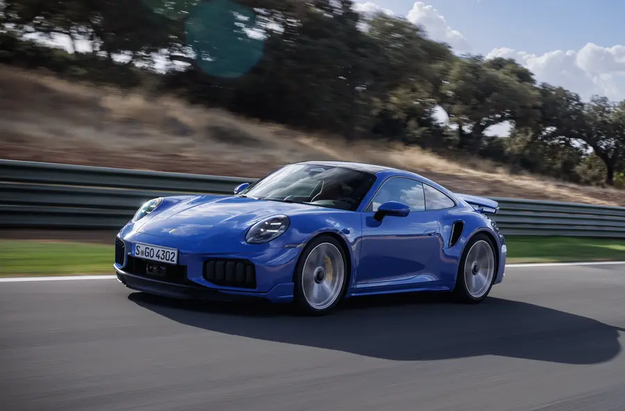 La 911 Turbo S incarne aujourd'hui l'héritage de plusieurs décennies de recherche menées sur les circuits. Plus qu'une sportive, elle est l'expression contemporaine de la philosophie Porsche.
