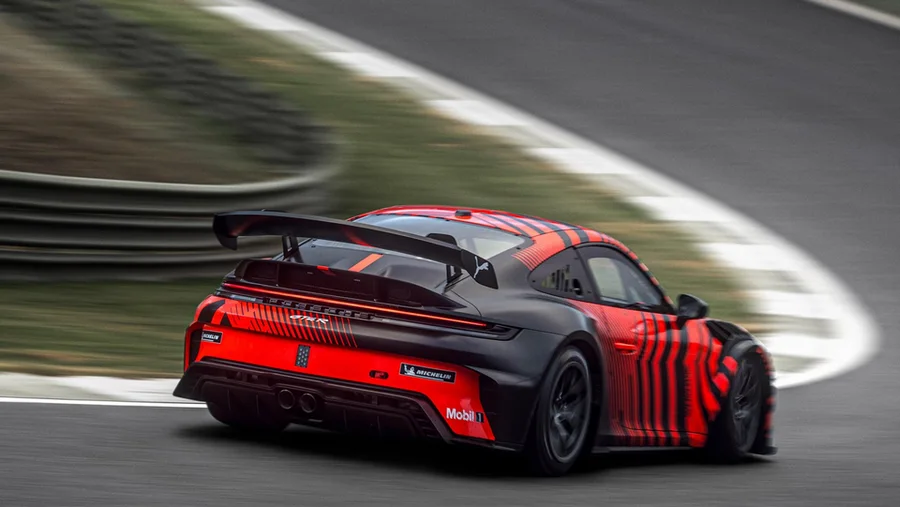 Porsche 911 GT4 R : l’énorme aileron, le diffuseur, la largeur des voies et le travail aérodynamique.