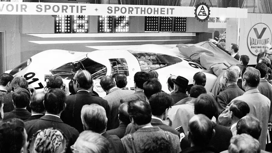 Présentée au Salon de Genève en 1969, la Porsche 917 ouvre une nouvelle ère pour le constructeur. Son développement marquera un tournant majeur dans la maîtrise de l'aérodynamique et de l'endurance.