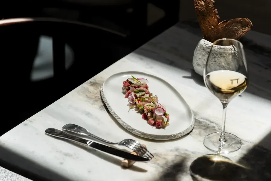Une cuisine inspirée par les produits du territoire, servie dans une lumière qui évoque les paysages atlantiques.