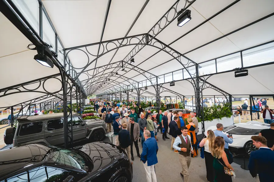 Le Luxury Retail Village associe exposition automobile et sélection de marques haut de gamme au cœur de Salon Privé.
