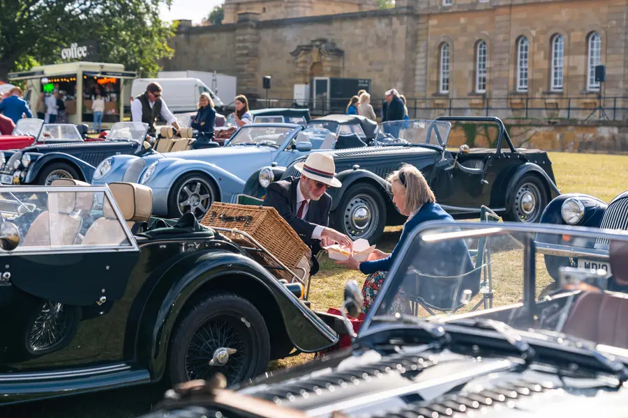 L’esprit garden-party de Salon Privé, où automobiles de collection et élégance britannique se rencontrent dans les jardins de Blenheim Palace.
