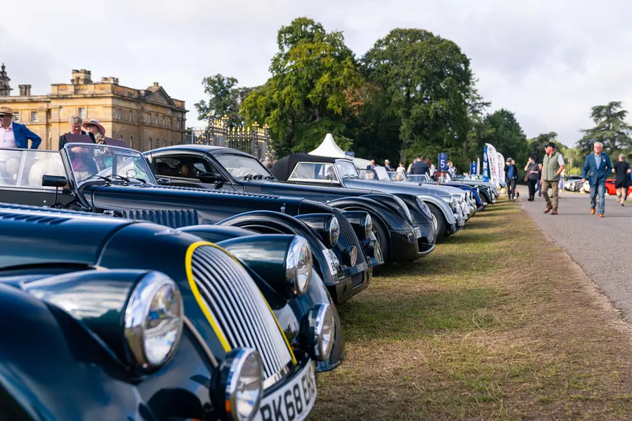 À Salon Privé, l’automobile se mêle à l’art de vivre britannique dans l’atmosphère d’une garden-party.