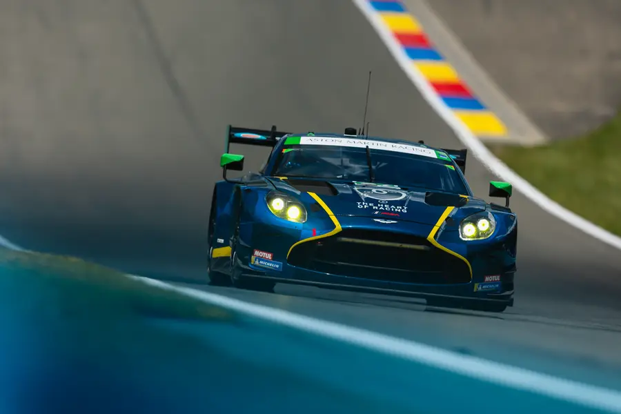 La Vantage n°27 de l’Aston Martin THOR Team en action à Road America.