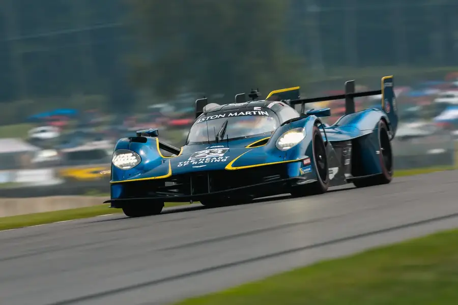 L’Aston Martin Valkyrie poursuit sa progression sur le circuit de Road America®.