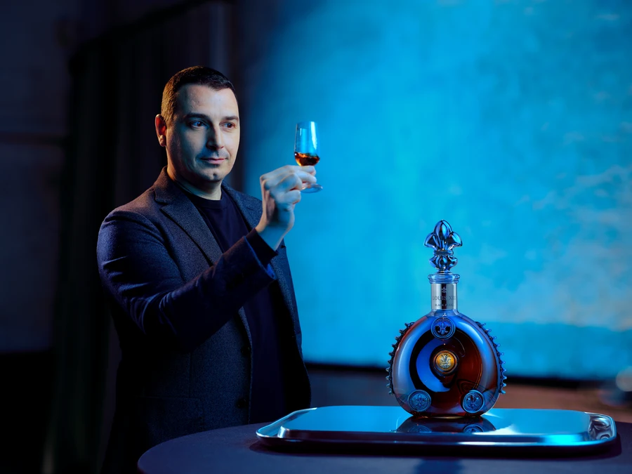 Baptiste Loiseau, Maître de Chai de LOUIS XIII, a sélectionné les eaux-de-vie à l’origine de cette édition Black Pearl inspirée du chai du Grollet.