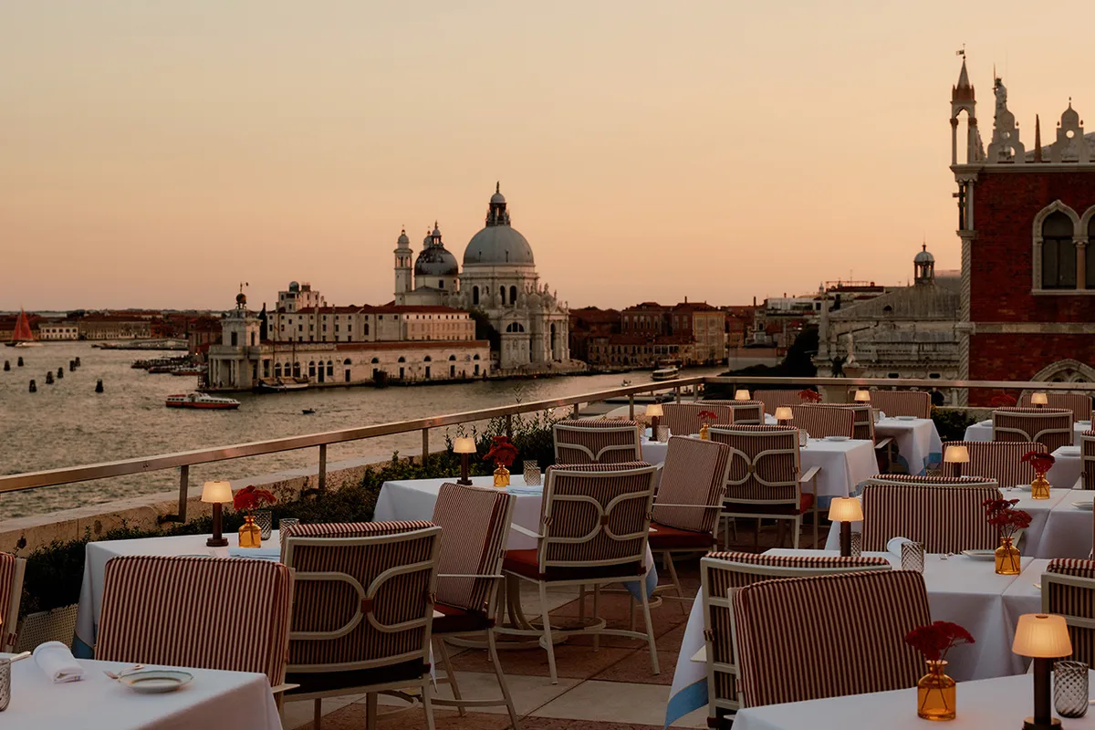 La Terrazza Danieli domine la lagune, avec San Giorgio Maggiore en toile de fond.