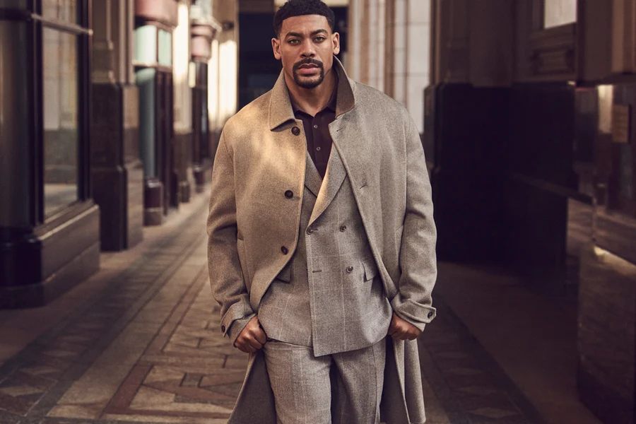 Automne hiver 2026 BOSS avec Aaron Pierre
