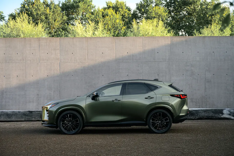 Le LEXUS NX 2027 de profil
