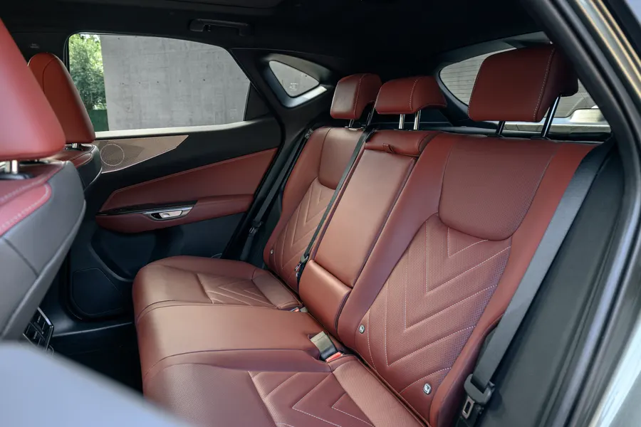 L'habitacle luxueux du Lexus NX 2027 : sièges arrières