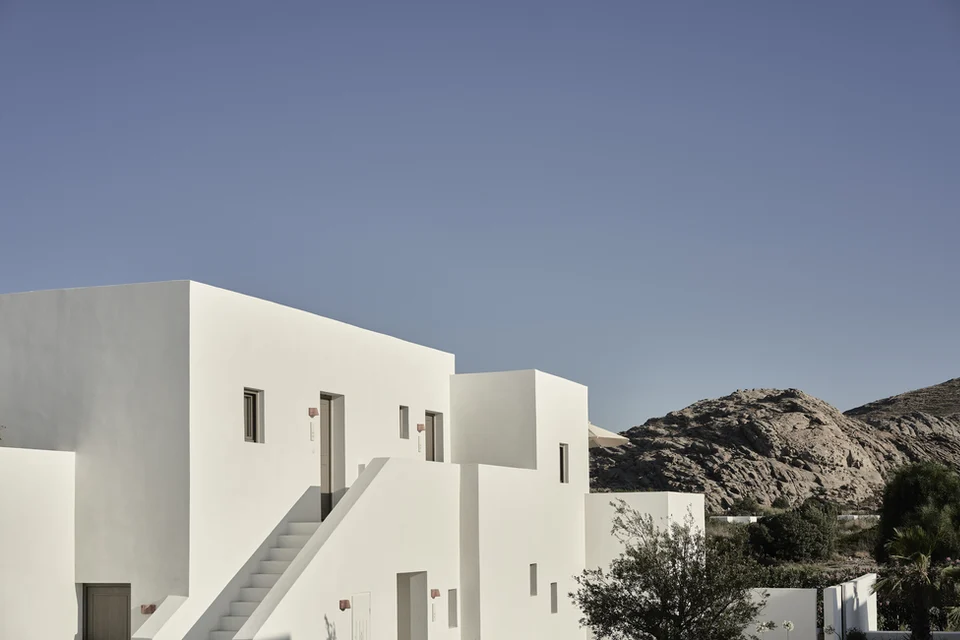 Volumes cubiques, murs blanchis et reliefs rocheux : l’architecture de l'hôtel Parīlio reprend les codes cycladiques avec une grande sobriété.