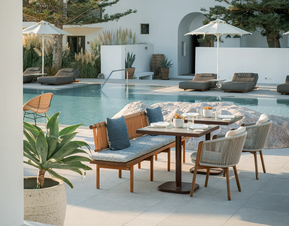 Terrasses, piscine et salons extérieurs composent des espaces communs pensés pour ralentir et profiter pleinement de la lumière de Paros.