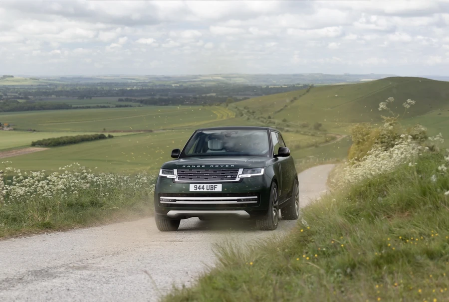 Avec jusqu’à 598 km d’autonomie annoncée selon le cycle WLTP, le Range Rover Electric entend conserver sa vocation de grande routière.