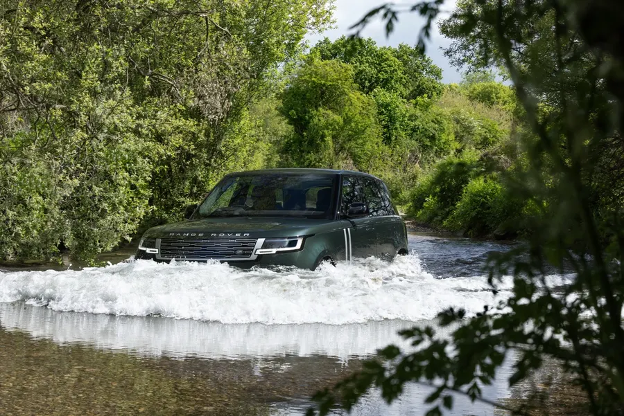 L’électrification ne remet pas en cause les capacités tout-terrain du modèle, avec une profondeur de gué annoncée jusqu’à 900 mm.