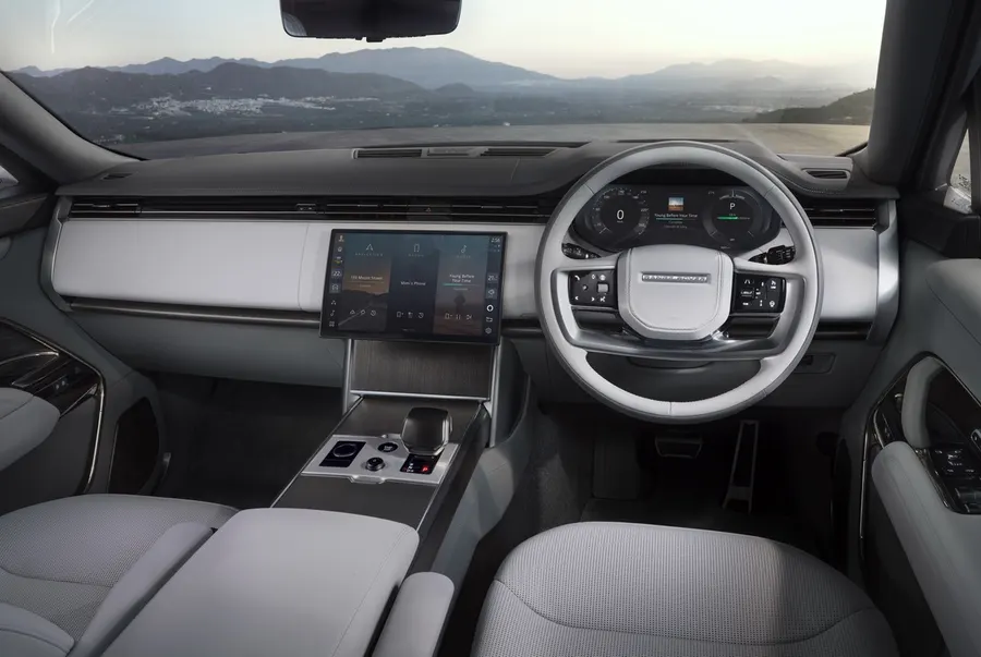 À bord, le Range Rover Electric mise sur le silence, l’isolation et une ambiance intérieure toujours aussi épurée.