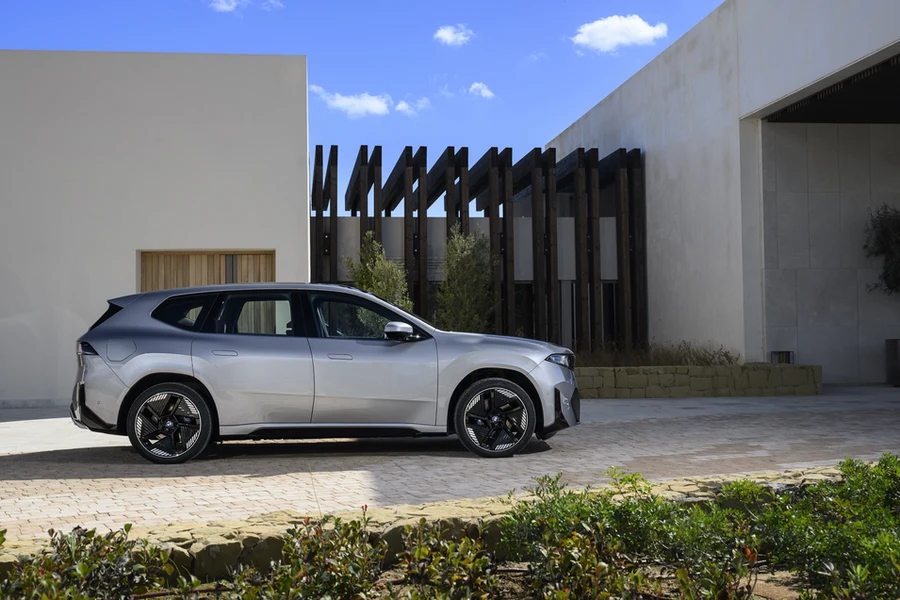 BMW IX3 le SUV électrique de profil