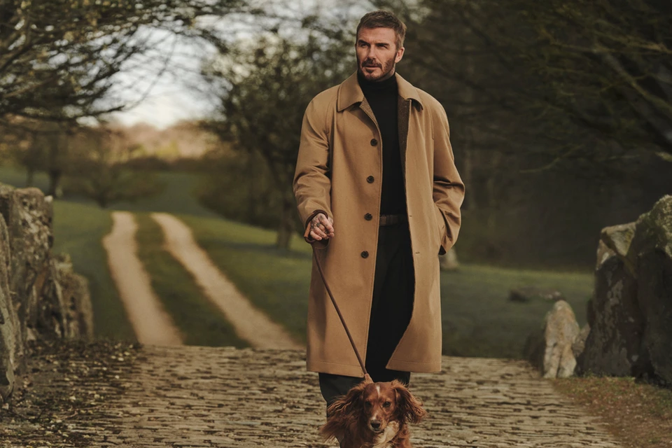David Beckham porte le manteau camel BOSS BY BECKHAM dans la campagne Automne-Hiver 2026.
