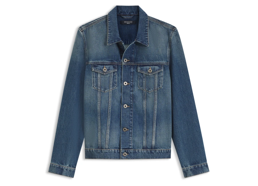 La veste en denim BOSS BY BECKHAM, pensée comme un classique facile à superposer à l’automne.