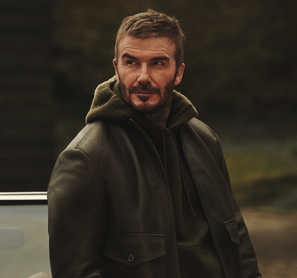 David Beckham associe le blouson en cuir à un hoodie sombre pour la campagne Automne-Hiver 2026.