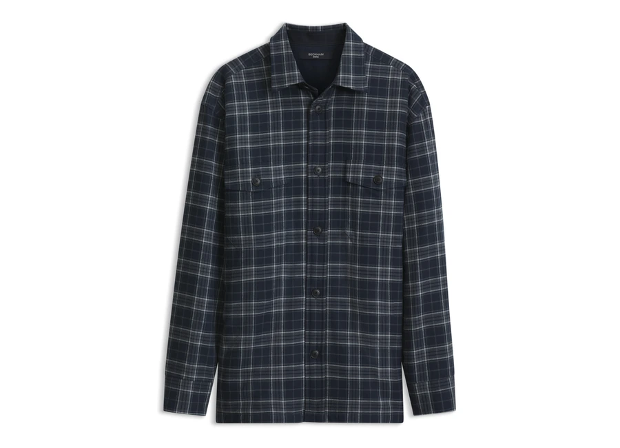 La surchemise à carreaux BOSS BY BECKHAM reprend les tonalités sombres du vestiaire de saison.