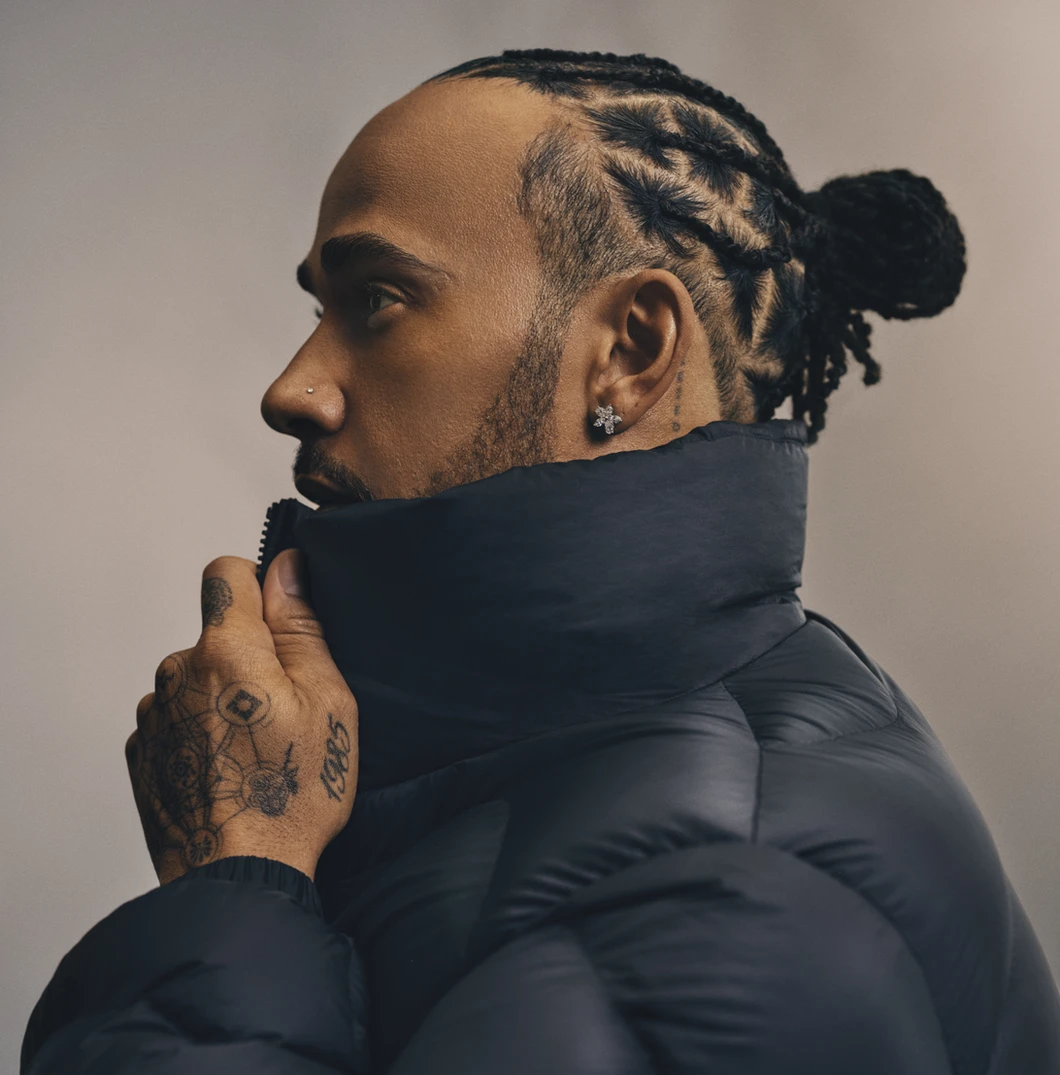 Lewis Hamilton portant la veste Featherweight