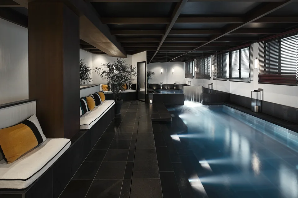 La piscine intérieure Le Roch Hôtel et Spa