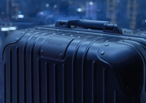 Un voyage en bleu : la nouvelle teinte qui sublime les valises Rimowa