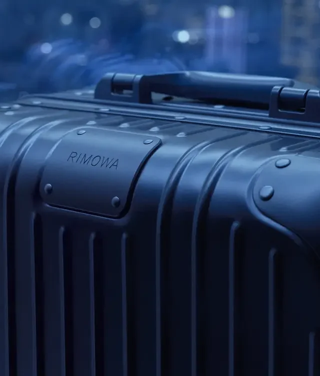 Un voyage en bleu : la nouvelle teinte qui sublime les valises Rimowa