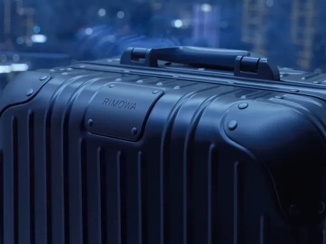 Un voyage en bleu : la nouvelle teinte qui sublime les valises Rimowa