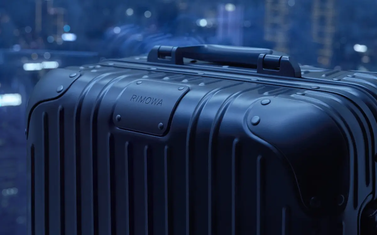 Un voyage en bleu : la nouvelle teinte qui sublime les valises Rimowa