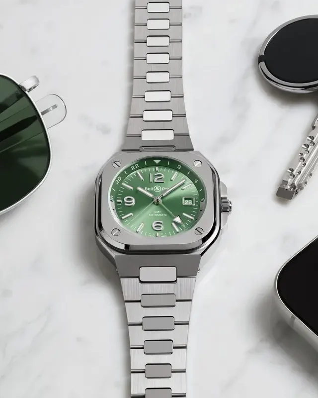 Bell & Ross BR-05 GMT Green Steel : le vert sauge redéfinit la montre de voyage urbaine