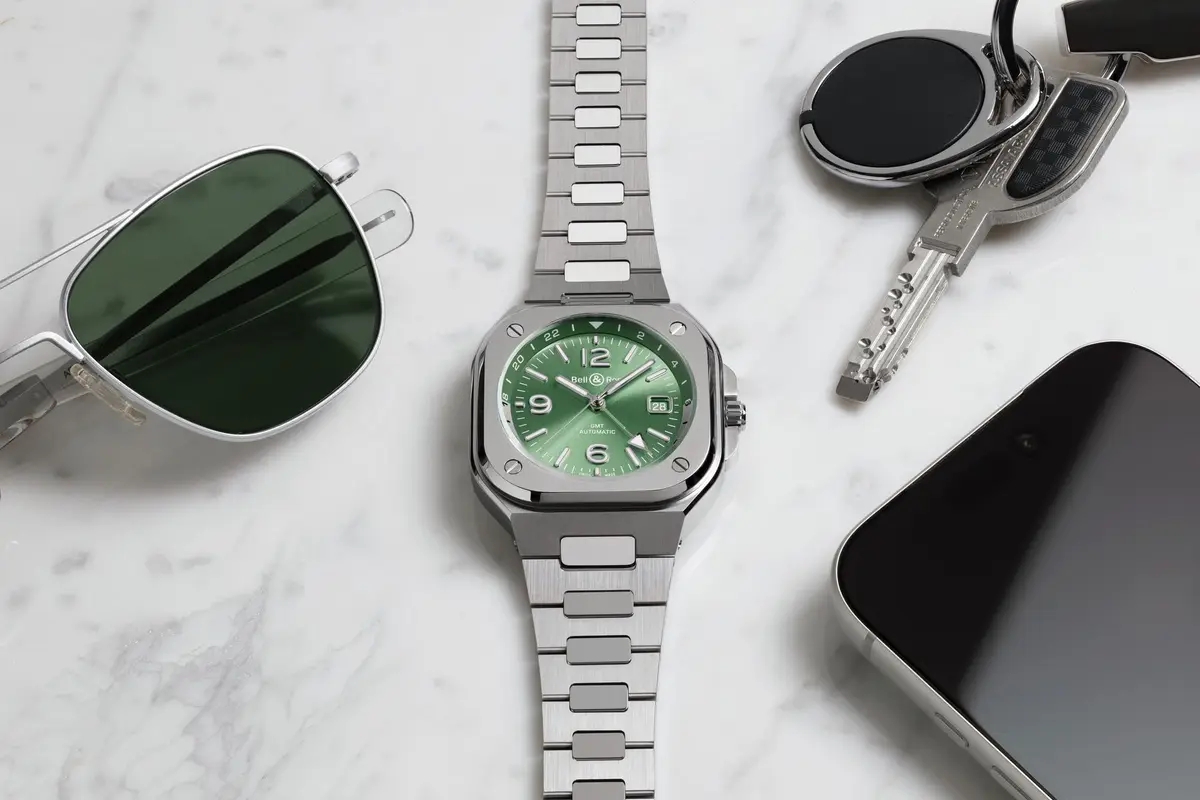 Bell & Ross BR-05 GMT Green Steel : le vert sauge redéfinit la montre de voyage urbaine