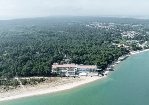 Le Bel Hôtel Oléron se niche entre la forêt de pins et la baie de Gatseau, face aux eaux de l’Atlantique.