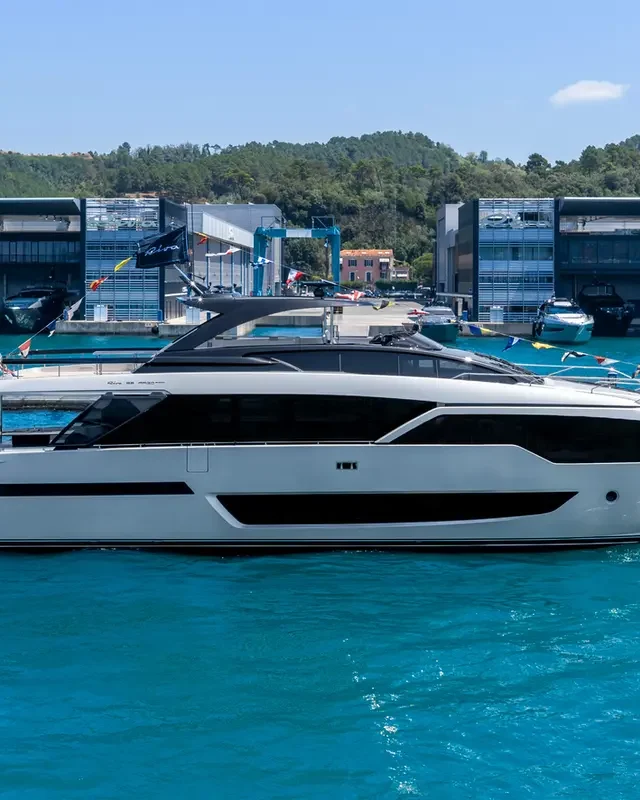Riva 96&prime; Argo Super : le flybridge de luxe évolue avec style