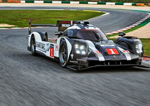 La Porsche 919 Hybrid symbolise l'aboutissement de plusieurs décennies de recherche menées en compétition. Triple victorieuse des 24 Heures du Mans entre 2015 et 2017, elle illustre la philosophie de Porsche : utiliser les circuits comme laboratoire pour développer les technologies des voitures de route.