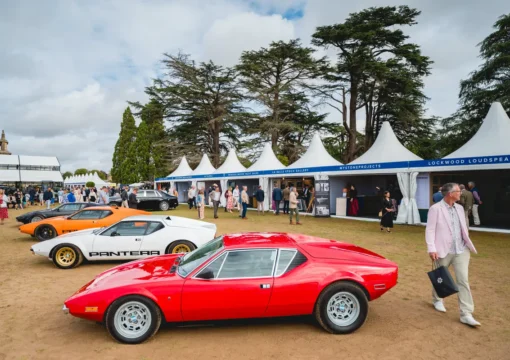 Salon Privé réunit des automobiles d’exception dans le cadre historique de Blenheim Palace.