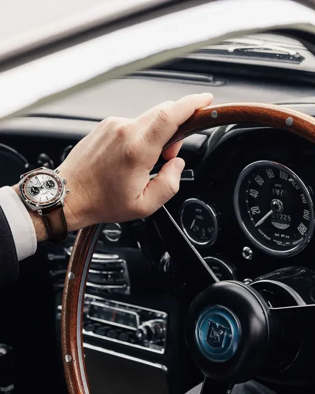 Breitling Top Time B01 hommage à Aston Martin DB5 : le temps et la vitesse réunis sur une montre icônique
