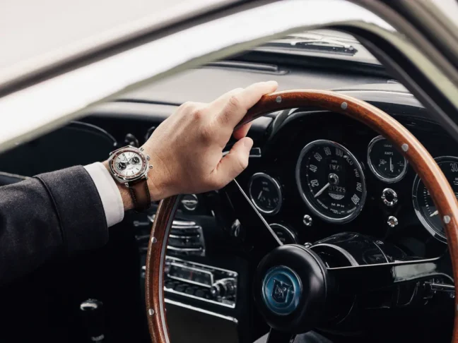 Breitling Top Time B01 hommage à Aston Martin DB5 : le temps et la vitesse réunis sur une montre icônique