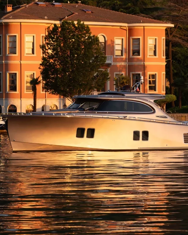 Zeelander 5 : le yacht de 48 pieds inspiré par Bentley et Hermès