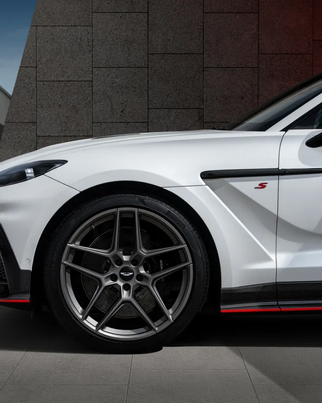 Aston Martin DBX S