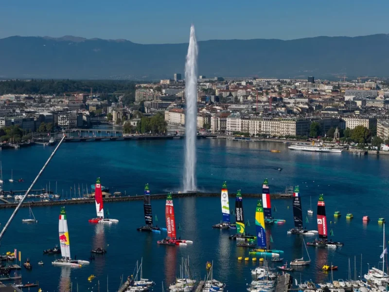 Les F50 du SailGP devant le Jet d’eau de Genève lors de la première édition suisse, en 2025.