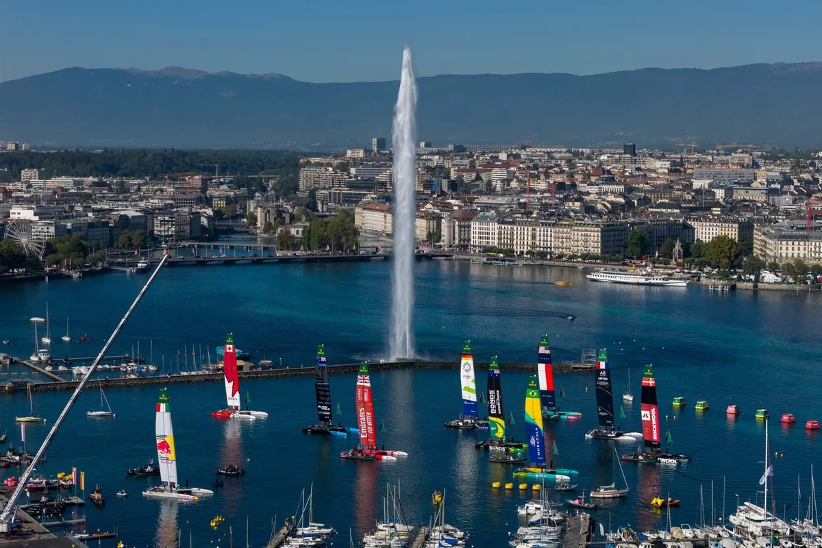 Les F50 du SailGP devant le Jet d’eau de Genève lors de la première édition suisse, en 2025.