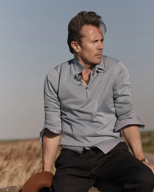 La maille John Smedley, les couleurs naturelles et une élégance masculine décontractée.