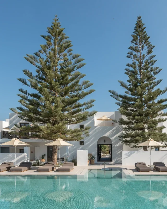 À Paros, l’hôtel Parīlio trouve son luxe dans l’espace et la lumière