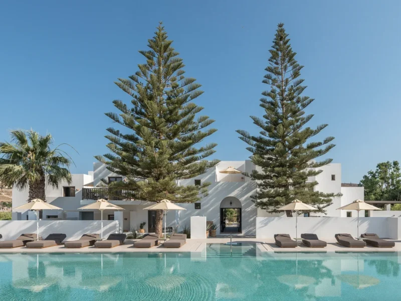 À Paros, l’hôtel Parīlio trouve son luxe dans l’espace et la lumière